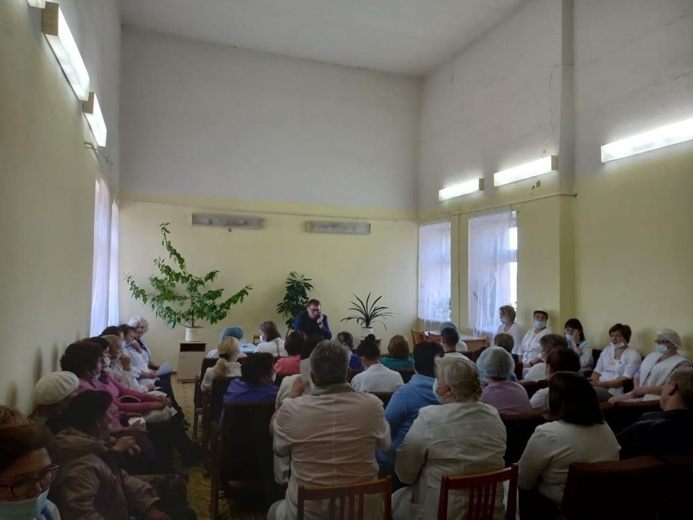 Сегодня главный врач Иглинской ЦРБ Саубанов Р.А. провел расширенное оперативное совещание с коллегами в селе Улу-Теляк