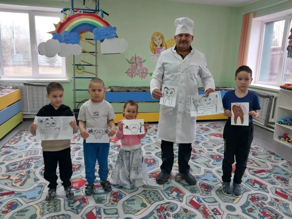 Сегодня фельдшер Фанис Хусаинович Сафиуллин посетил детский сад «Солнышко» в селе Турбаслы